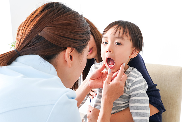 歯科検診を受ける男の子